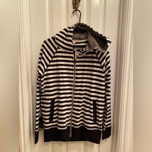 Lululemon hoodie it’s in good condition!